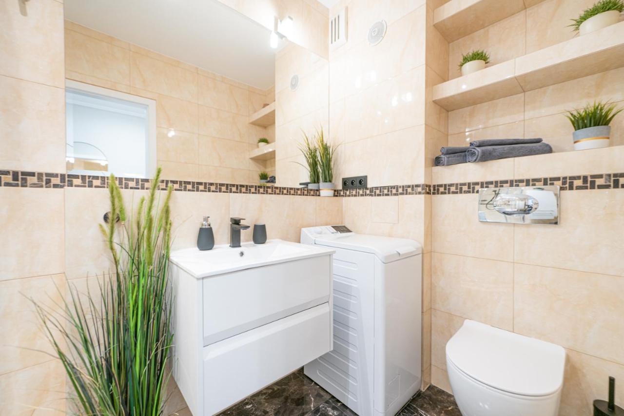 55m2 - Darmowy Garaz - Klimatyzacja - Centrum - 24na7 *